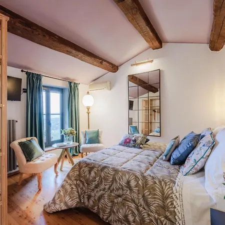 In With Tuscan Wine Views * Pescia