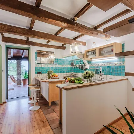 Vila In With Tuscan Wine Views