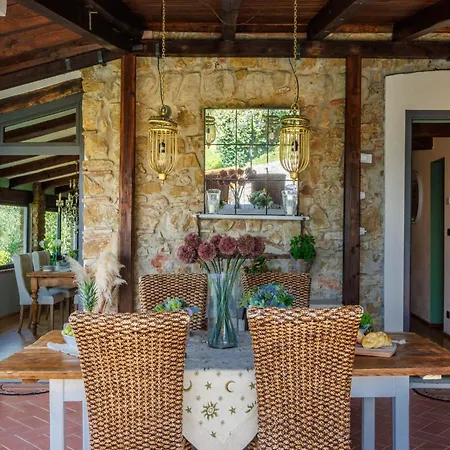 In With Tuscan Wine Views Pescia