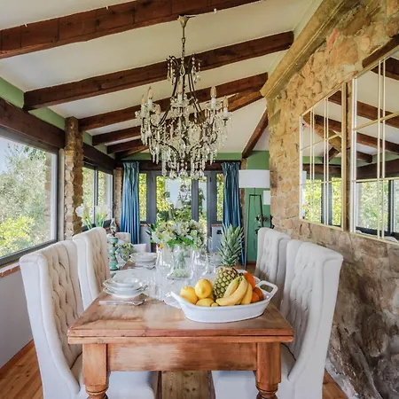 Vila In With Tuscan Wine Views